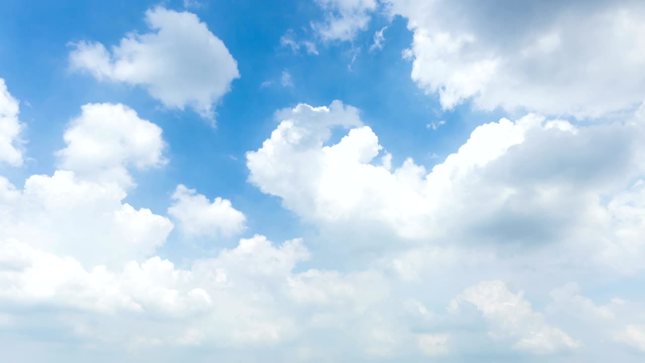 파란 하늘 위의 구름의 시간 경과