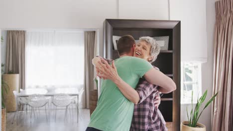 madre e hijo abrazándose