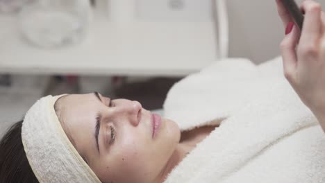 chica relajándose en el spa mientras usa una bata de baño