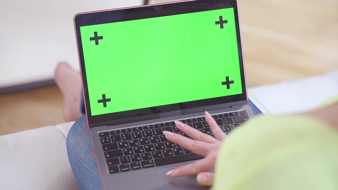 primer plano de chromakey portátil de pantalla verde con mano caucásica femenina presionando el teclado. mujer joven irreconocible navegando por internet usando redes sociales o página web en el dispositivo. tecnologías modernas