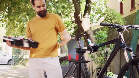 Hombre-Preparando-Herramientas-De-Trabajo-Para-Reparación-De-Bicicletas.