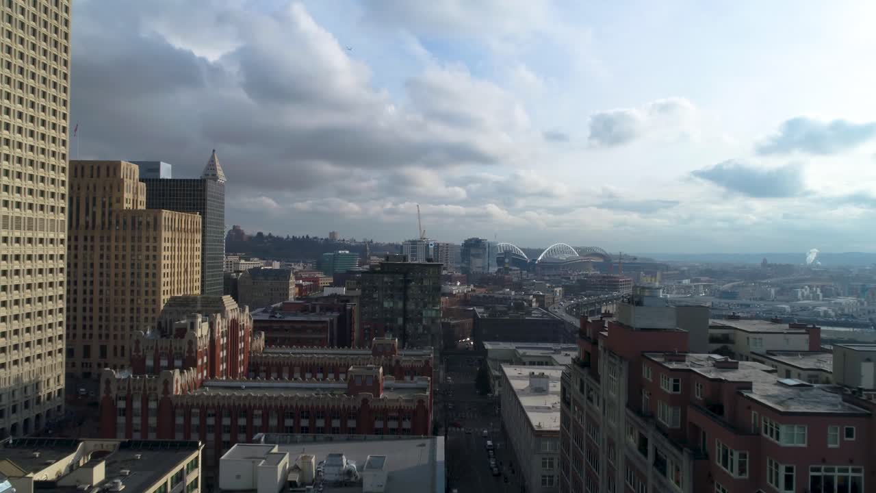 antena ascendente sobre el vecindario pioneer square de seattle en 2017