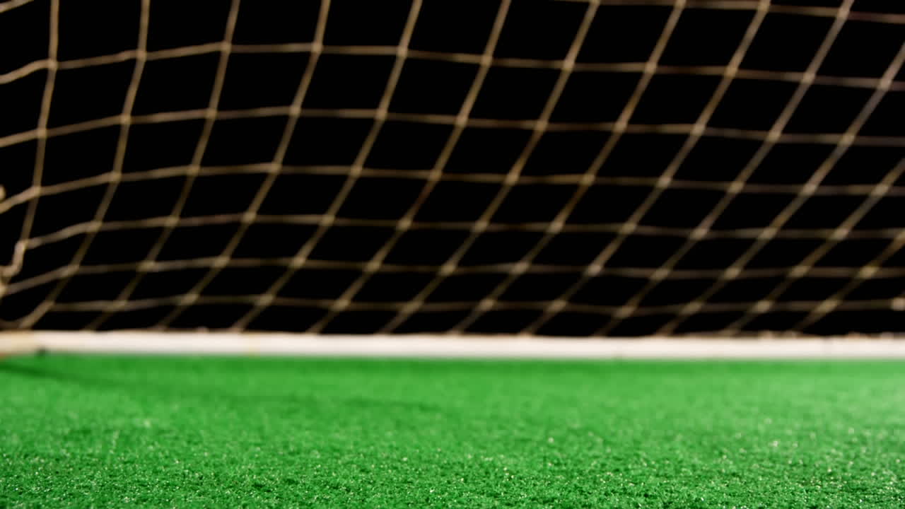 анимация синих концентрических шестиугольников, обрабатывающих данные по футболу, подпрыгивающему перед воротами