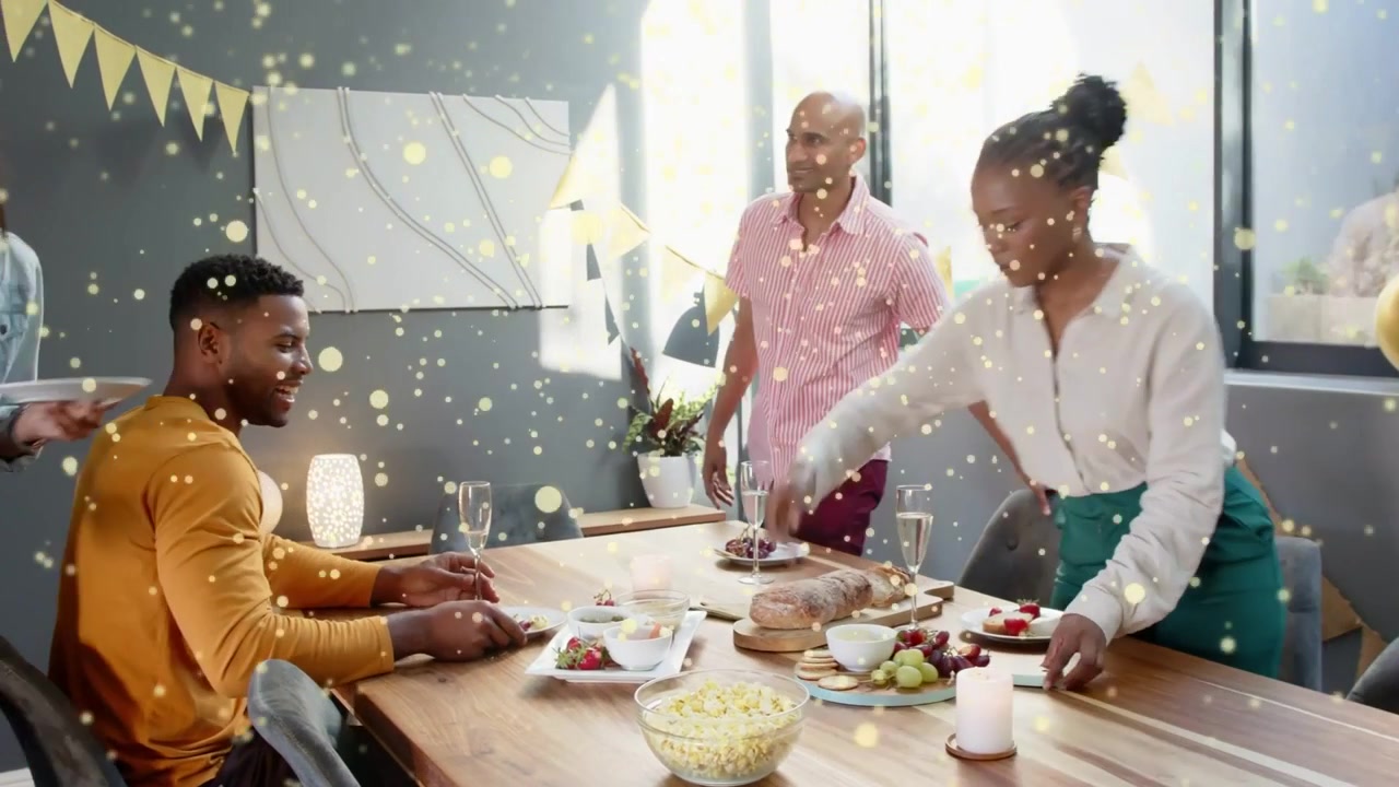 Un serveur dépose un plat sur la table à manger, des amis se passent les assiettes, avec une incrustation de confettis pour les événements.