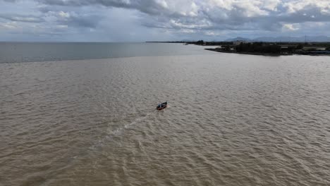 4K-Luftdrohnenaufnahmen-Eines-Hölzernen-Fischerbootes,-Das-In-Thailand-Zurück-An-Die-Küste-Fährt