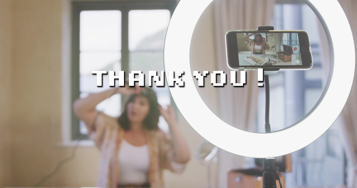 Donna che registra contenuti video con smartphone e ring light.