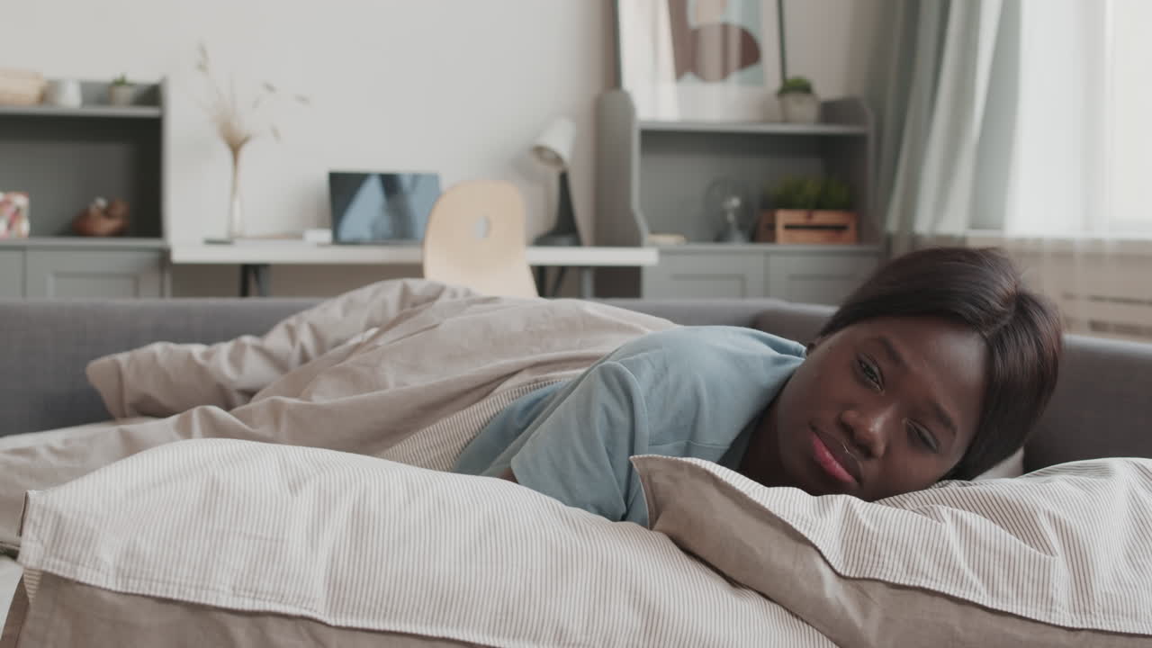 Afrikansk kvinde vågner om morgenen