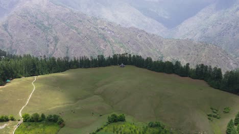 toma de drones de un pequeño pueblo en el valle de sainj en himachal pradesh cerca de manali, kasol-3