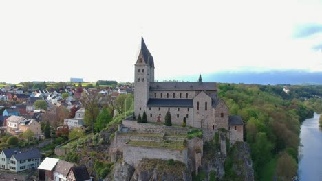 Drohnenaufnahmen-über-Einem-Deutschen-Dorf-Mit-Einer-Alten-Kirche