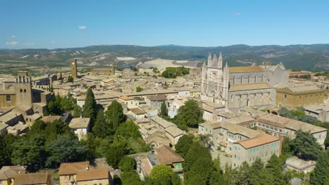 Toma-Aérea-Deslizante-Con-La-Catedral-De-Orvieto-En-Segundo-Plano