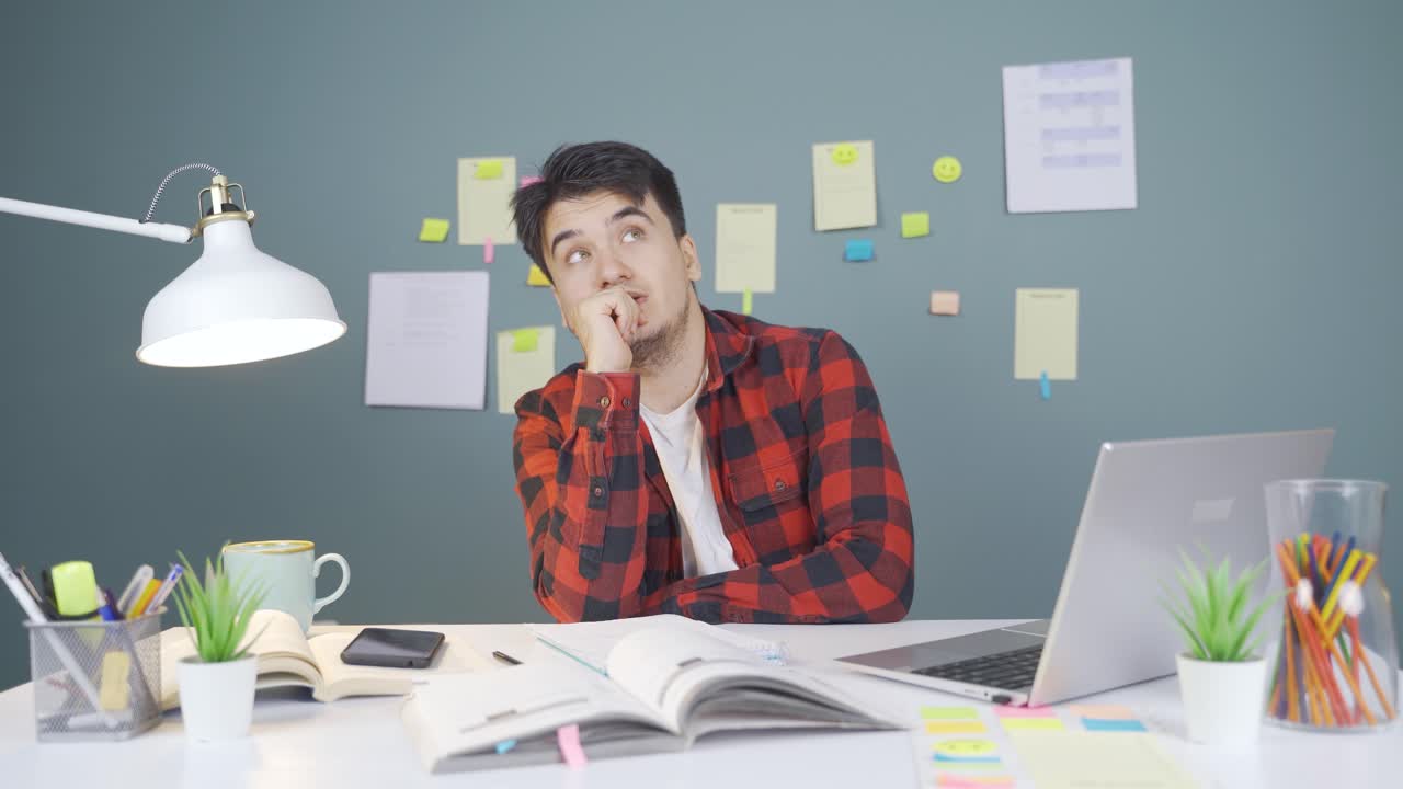 경력을 꿈꾸는 남성 학생.