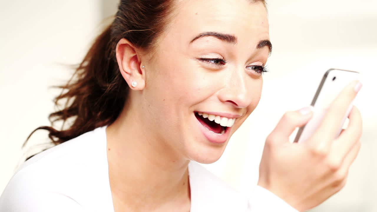 개인 전화 컴퓨터와 대화하는 예쁜 여자