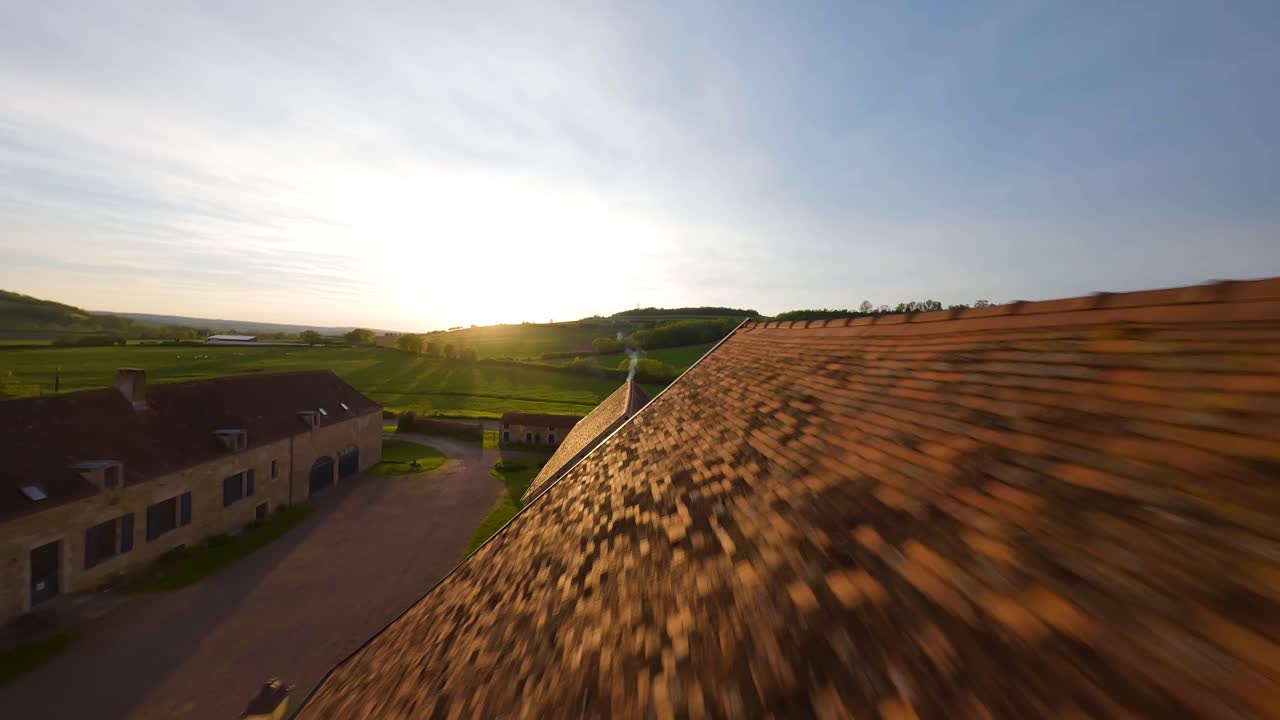 fpv estableciendo tiro alrededor de una granja en el campo de borgoña