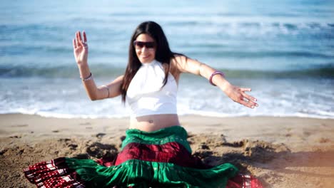 Mujer-en-playa-bailando-27