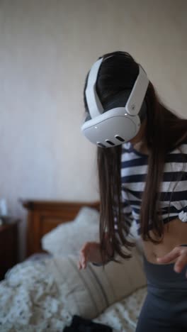 niña experimentando auriculares de realidad virtual