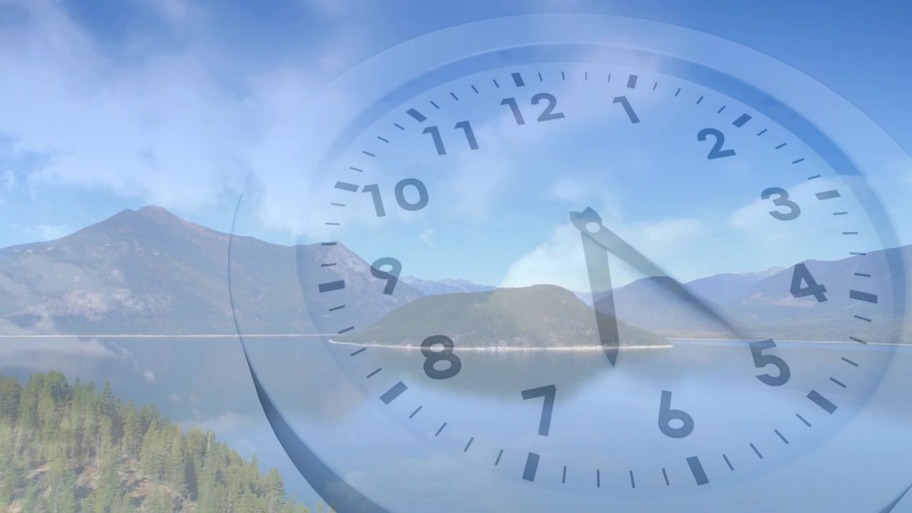 Halbtransparente Uhr-Einblendung erscheint, Uhrzeiger drehen sich im Uhrzeigersinn über einem See und zeigen die Zeit an.