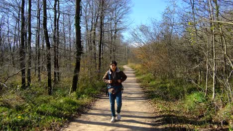 hombre de otoño caminando
