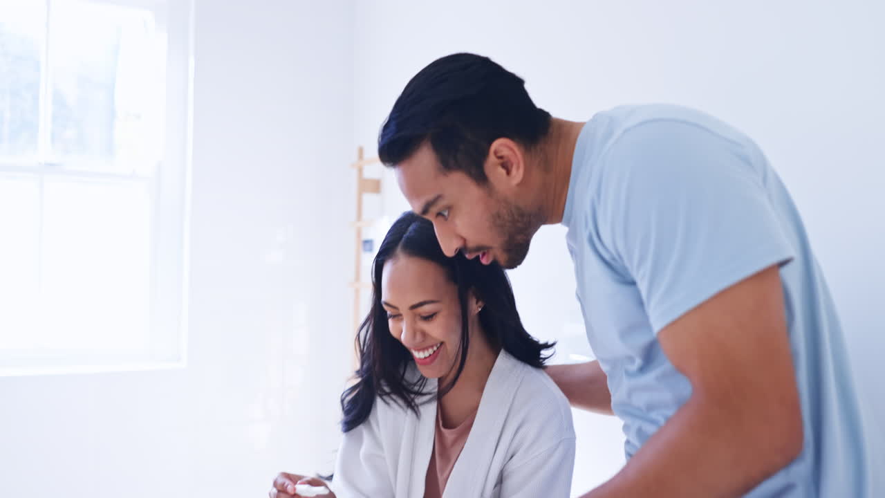 행복하고, 흥분하고, 긍정적인 임신을 가진 커플