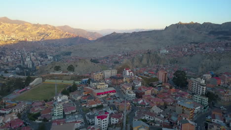 Los-Teleféricos-Viajan-A-Través-De-La-Paz,-Bolivia-En-Una-Vista-Aérea-Escénica-De-La-Ciudad-Al-Atardecer