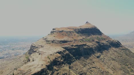 vista de la colina 180d desde el dron cerca de mumbai a agra national highway en maharashtra pico de kalsubai fuerte de chandwad