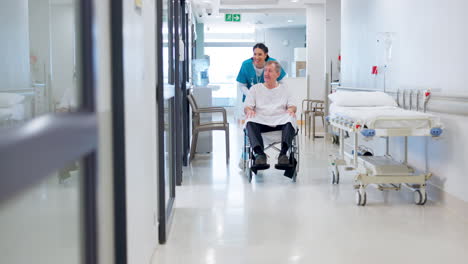 enfermera, paciente y silla de ruedas para la cita