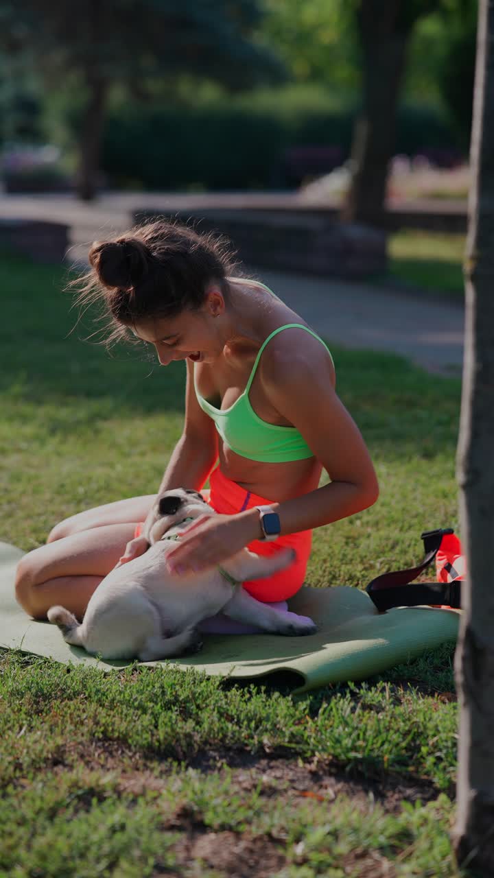 mujer haciendo ejercicio con su perro en un parque