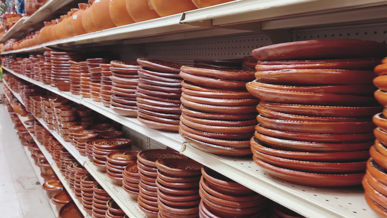 una tienda en nuevo progreso, tamaulipas mexico llena de hermosa cerámica y jarritos tradicionales para que los turistas estadounidenses compren