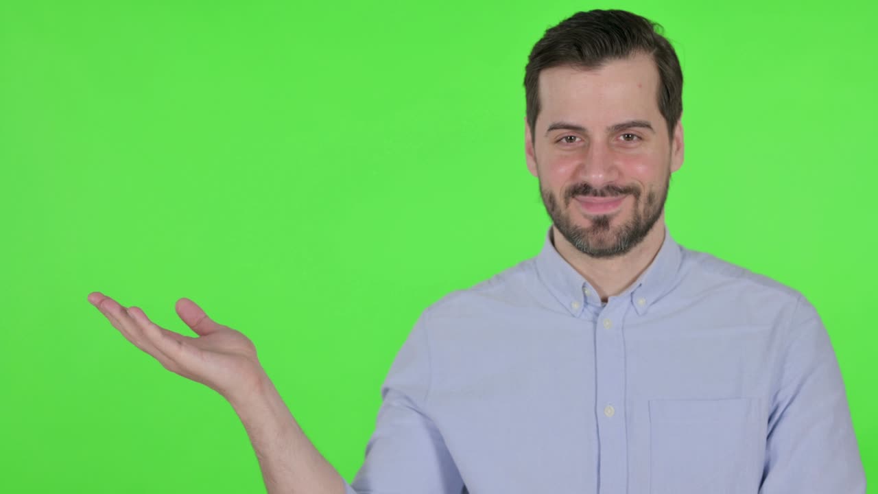 Uomo che tiene un prodotto in mano, su Green Screen.
