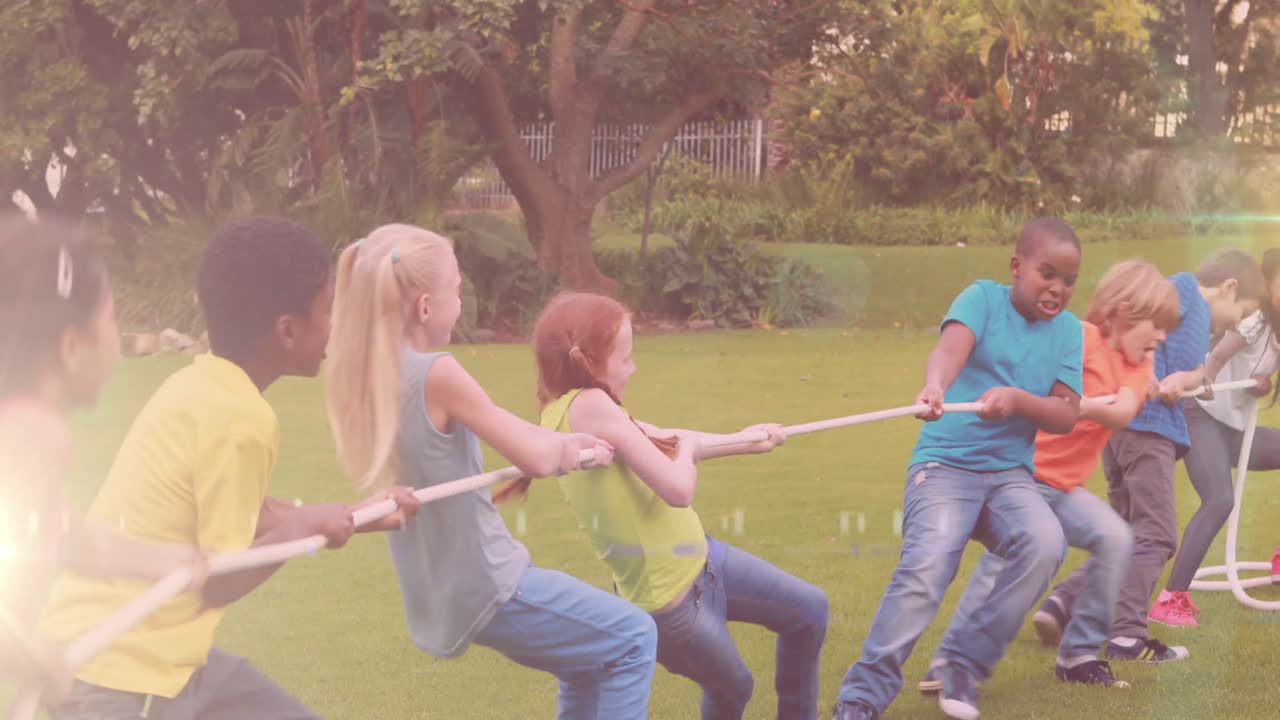 공원에서 줄을 당기는 다양한 학교 아이들 위에 빛의 반점의 애니메이션