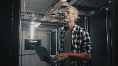 técnico informático trabajando en una sala de servidores