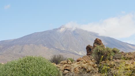 Breathtaking-wide-establishing-view-of-Mount-Teide-in-Tenerife,-Canary,-day
