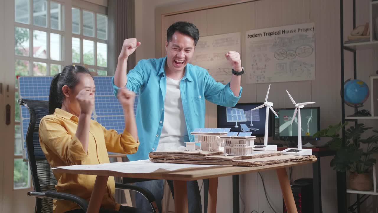 건축 학생들이 성공적인 설계 프로젝트를 축하합니다.