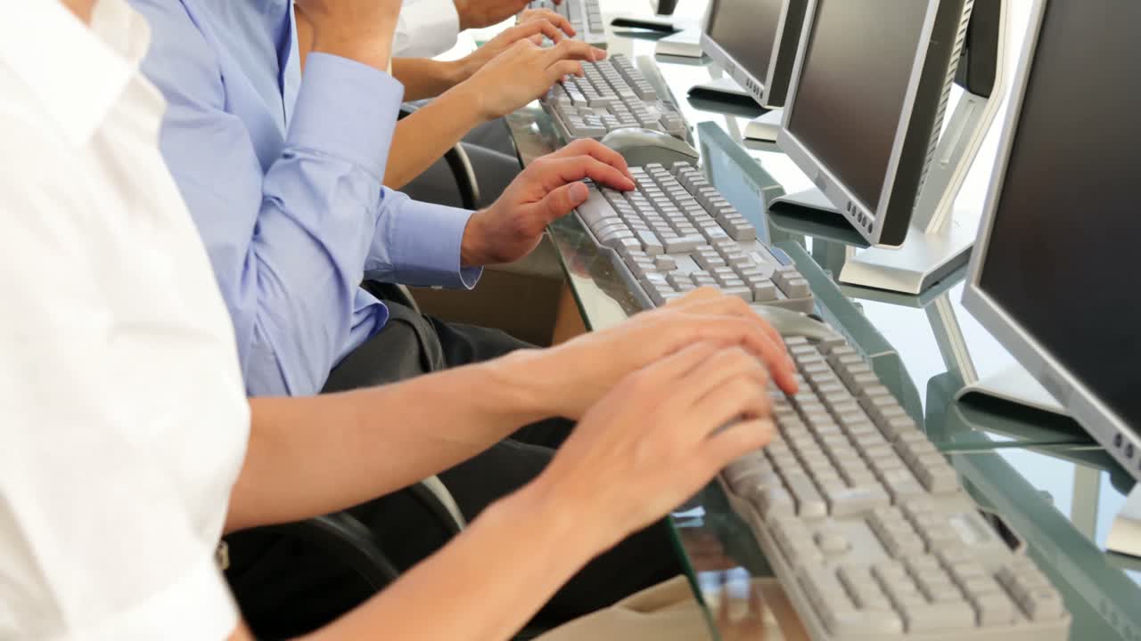 사업가 들 이 타이핑 하고 있다