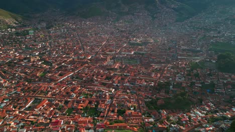 Sonnenuntergang-über-Der-Stadt-Cusco-In-Dieser-Atemberaubenden-Luftaufnahme