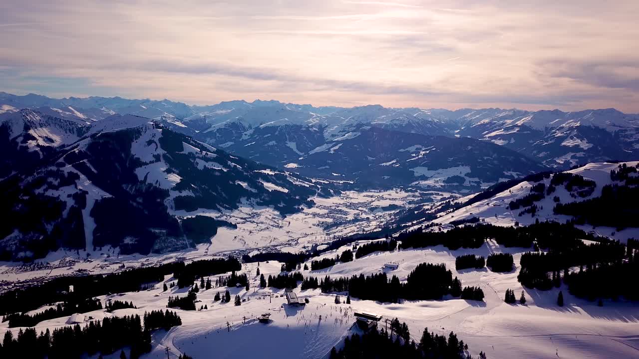 montañas nevadas en nubes bajas y cielo azul en invierno