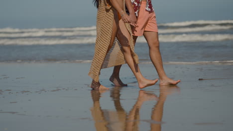 una pareja linda caminando por la playa.