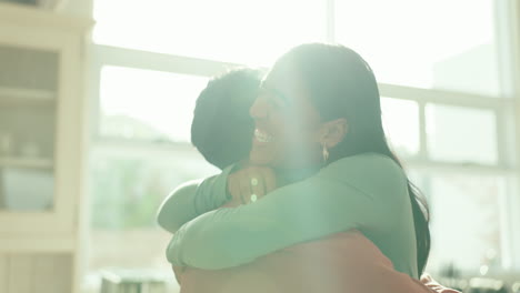 amor, abrazo y felicidad con la pareja en la cocina