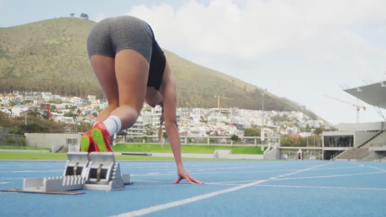 atleta caucásico corriendo en el estadio