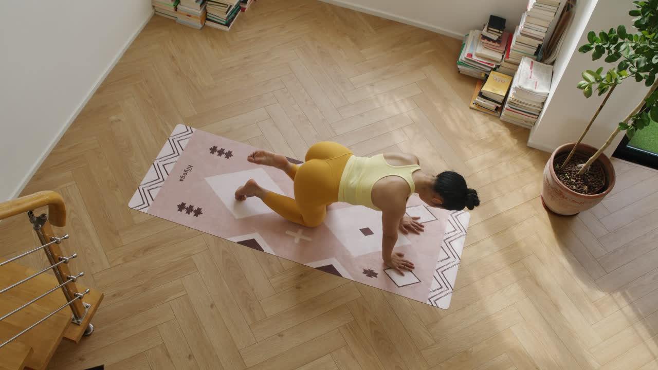mujer practicando yoga en casa