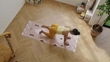 mujer practicando yoga en casa