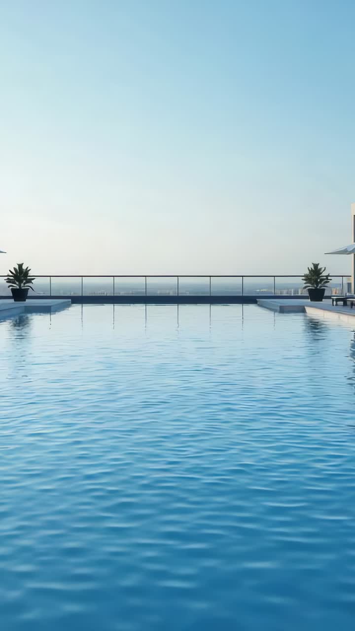 Vertikales Video: Kamera filmt Infinity-Pool, der auf dem Dach mit Glasgeländer und Töpfen für die Aussicht plätschert