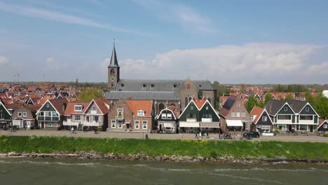 Parallel-drone-shot-of-the-coast-of-Volendam,-the-Netherlands