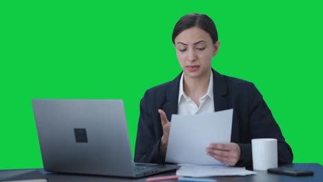 un gerente indio serio haciendo una llamada de video pantalla verde