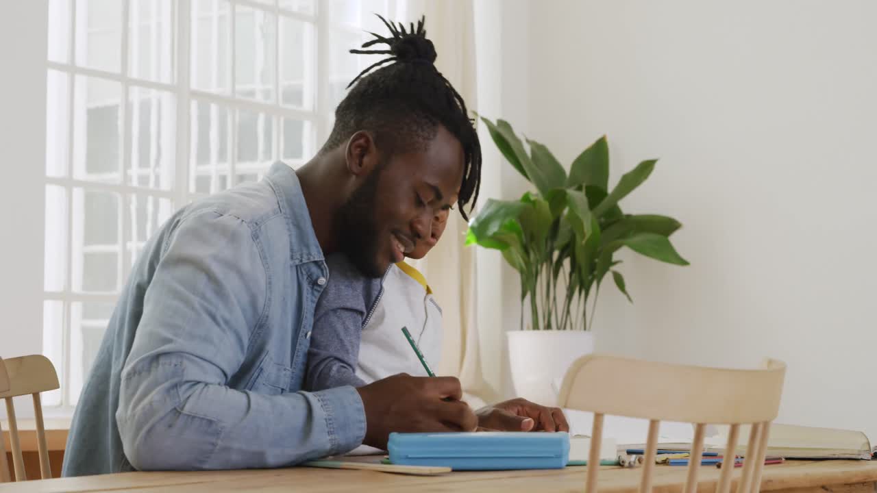 padre e hijo en casa