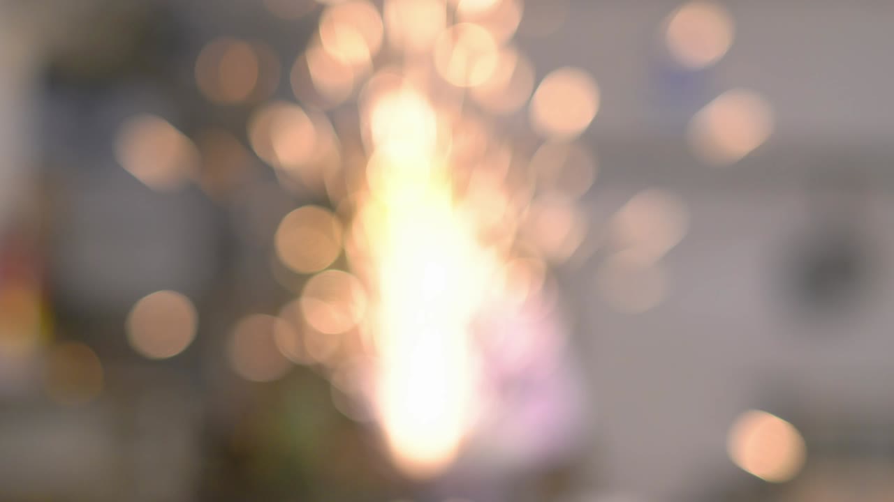 hombre trabajó duro y aserrar acero. trabajador que utiliza cortador de metal circular tiene chispa de iluminación. concepto de ingeniería, taller, industria, fabricación y negocios.