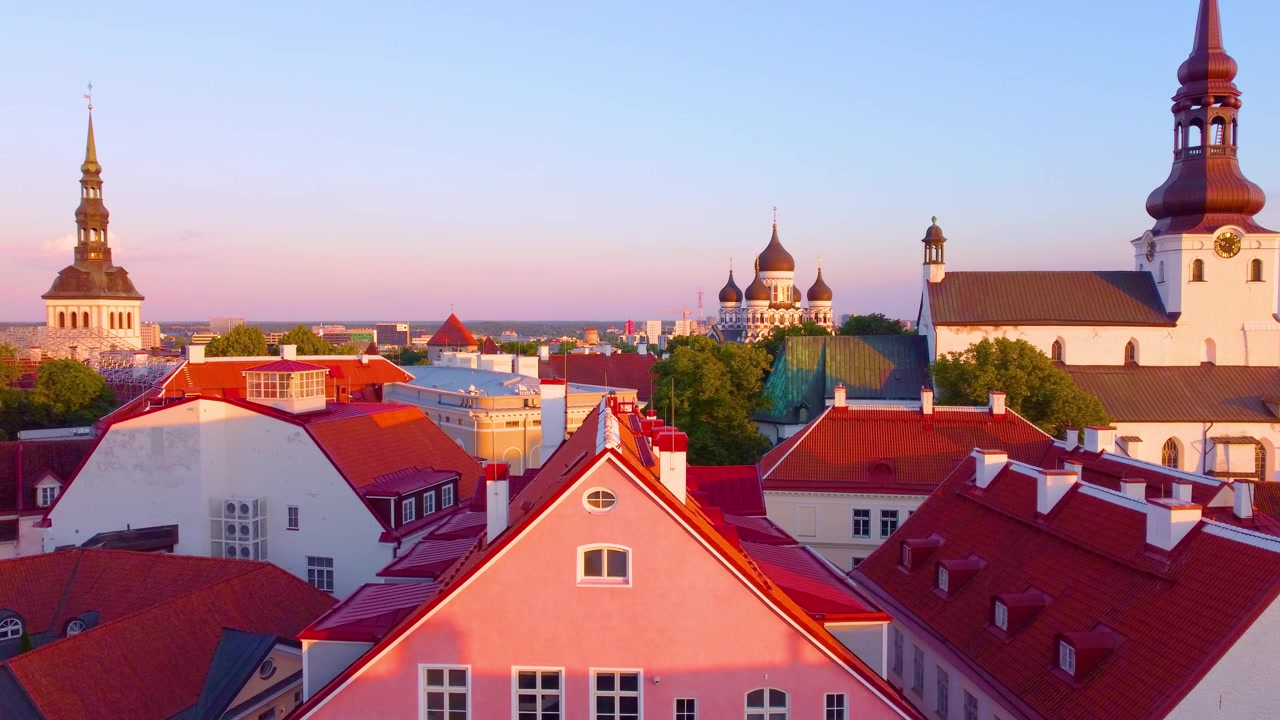 Vista aérea de Tallin, Estonia, con la Catedral de Alexander Nevsky al fondo durante el atardecer. Día cálido y soleado mostrando arquitectura europea