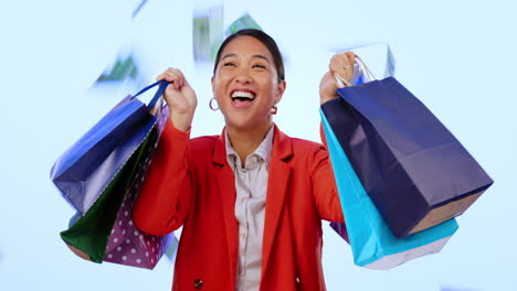mujer, bolsa de compras y feliz por la lluvia de dinero