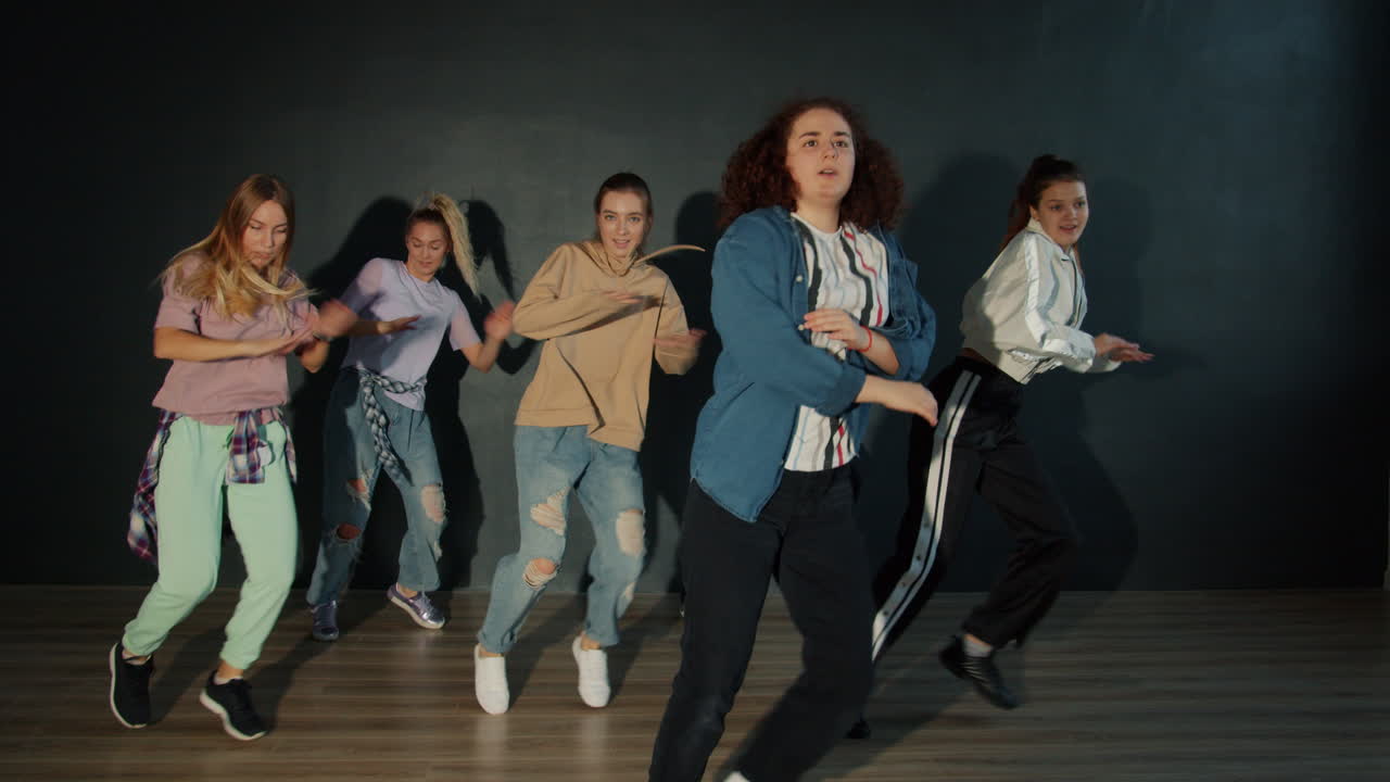 grupo de mujeres bailando