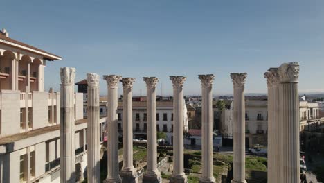 primer plano de las columnas de los restos de un templo romano. vista aérea. cordoba. españa