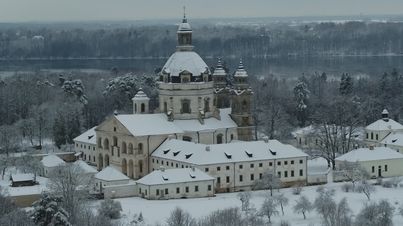 하얀 눈으로 덮인 파자이슬리스 수도원의 조감도